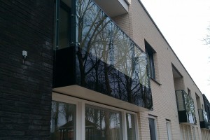 balkon van woningen voorzien van 'Black out' folie in Halpert
